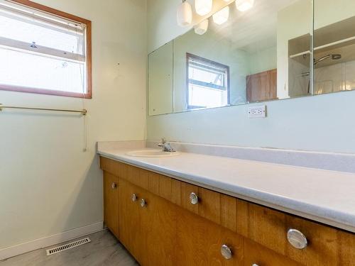 745 Kelly Drive, Kamloops, BC - Indoor Photo Showing Bathroom