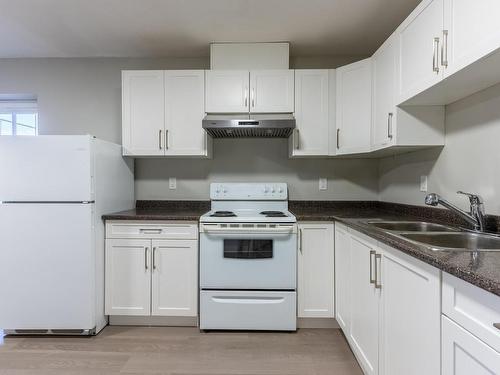 745 Kelly Drive, Kamloops, BC - Indoor Photo Showing Kitchen With Double Sink