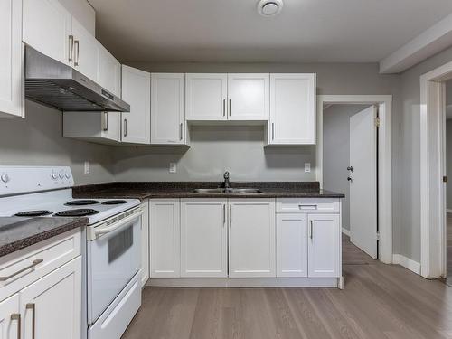 745 Kelly Drive, Kamloops, BC - Indoor Photo Showing Kitchen With Double Sink