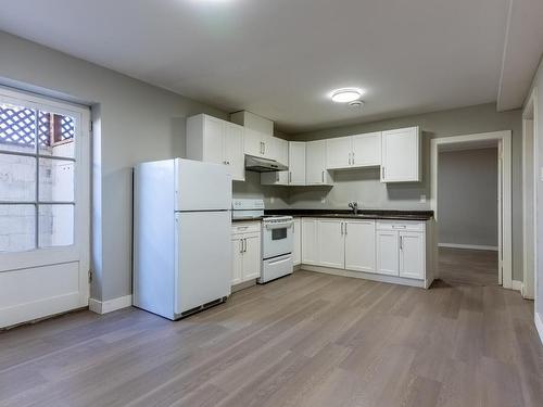 745 Kelly Drive, Kamloops, BC - Indoor Photo Showing Kitchen