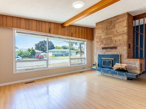 745 Kelly Drive, Kamloops, BC - Indoor Photo Showing Living Room With Fireplace