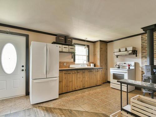 Cuisine - 3338 Ch. Du Cerf, Mont-Blanc, QC - Indoor Photo Showing Kitchen