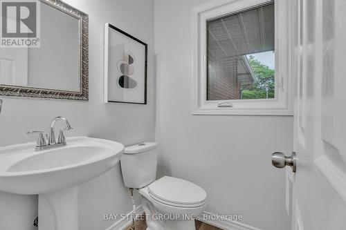 33 Repton Avenue, London, ON - Indoor Photo Showing Bathroom