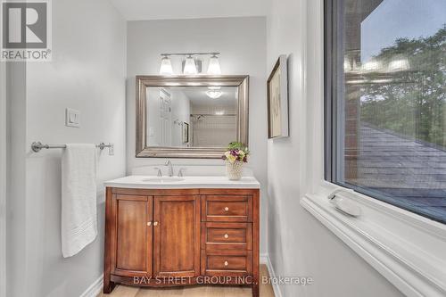 33 Repton Avenue, London, ON - Indoor Photo Showing Bathroom