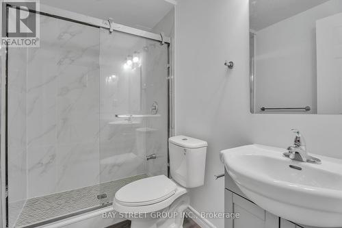 33 Repton Avenue, London, ON - Indoor Photo Showing Bathroom