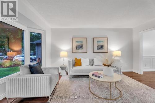 33 Repton Avenue, London, ON - Indoor Photo Showing Living Room