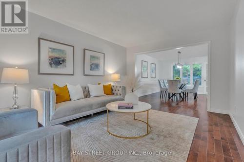 33 Repton Avenue, London, ON - Indoor Photo Showing Living Room