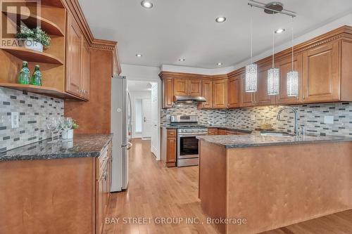 33 Repton Avenue, London, ON - Indoor Photo Showing Kitchen With Double Sink With Upgraded Kitchen