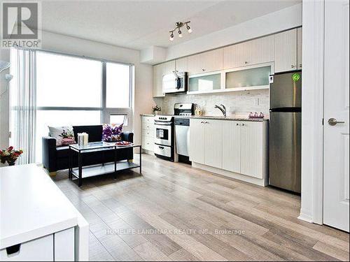 3001 - 275 Yorkland Road, Toronto (Henry Farm), ON - Indoor Photo Showing Kitchen