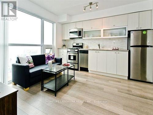 3001 - 275 Yorkland Road, Toronto (Henry Farm), ON - Indoor Photo Showing Kitchen