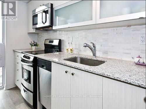 3001 - 275 Yorkland Road, Toronto (Henry Farm), ON - Indoor Photo Showing Kitchen