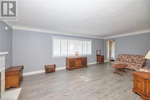 6361 Clare Crescent, Niagara Falls, ON - Indoor Photo Showing Living Room