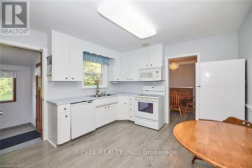 6361 Clare Crescent, Niagara Falls, ON - Indoor Photo Showing Kitchen With Double Sink