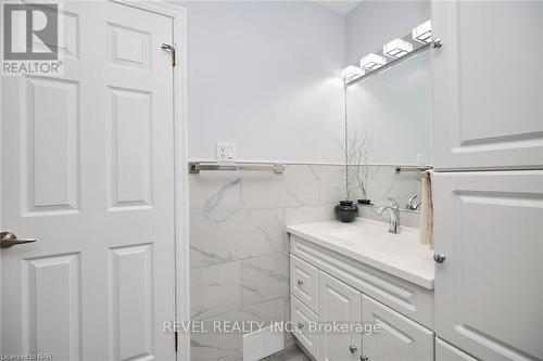 6361 Clare Crescent, Niagara Falls, ON - Indoor Photo Showing Bathroom