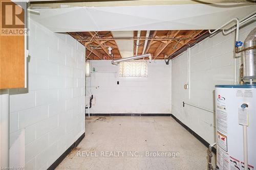 6361 Clare Crescent, Niagara Falls, ON - Indoor Photo Showing Garage