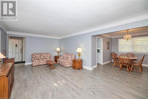 6361 Clare Crescent, Niagara Falls, ON - Indoor Photo Showing Living Room