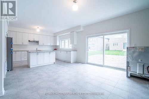 1640 Corsal Court, Innisfil, ON - Indoor Photo Showing Kitchen