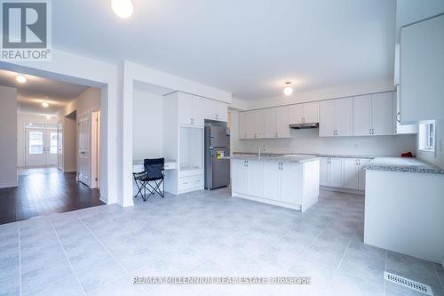 1640 Corsal Court, Innisfil, ON - Indoor Photo Showing Kitchen