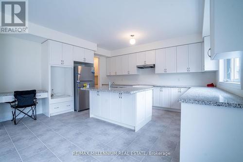 1640 Corsal Court, Innisfil, ON - Indoor Photo Showing Kitchen