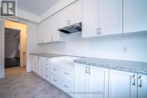 1640 Corsal Court, Innisfil, ON - Indoor Photo Showing Kitchen