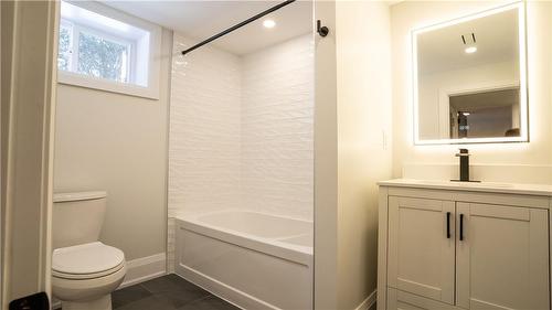 242 West 18Th Street, Hamilton, ON - Indoor Photo Showing Bathroom