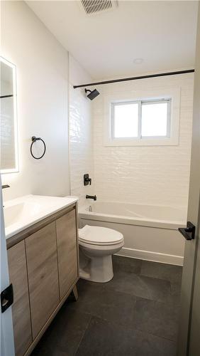 Upper bathroom - 242 West 18Th Street, Hamilton, ON - Indoor Photo Showing Bathroom