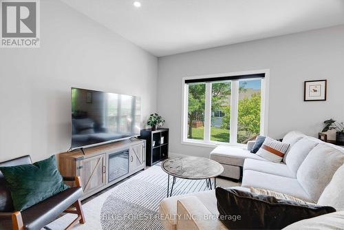 14 - 500 Sunnystone Road, London, ON - Indoor Photo Showing Living Room