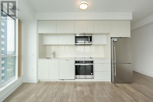 2922 - 585 Bloor Street E, Toronto (North St. James Town), ON - Indoor Photo Showing Kitchen With Upgraded Kitchen