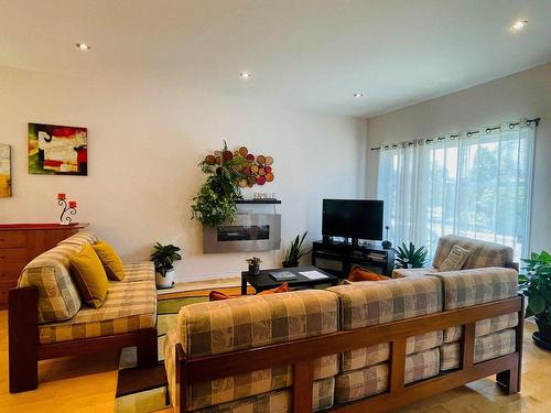 Salon - 3705 Av. Orient, Brossard, QC - Indoor Photo Showing Living Room