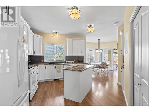 1614 Lindsay Drive, Kelowna, BC - Indoor Photo Showing Kitchen