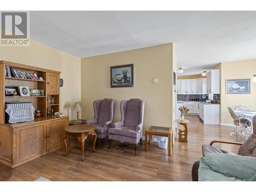 1614 Lindsay Drive, Kelowna, BC - Indoor Photo Showing Living Room