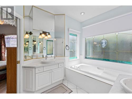 1614 Lindsay Drive, Kelowna, BC - Indoor Photo Showing Bathroom