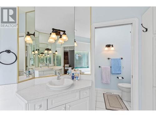 1614 Lindsay Drive, Kelowna, BC - Indoor Photo Showing Bathroom