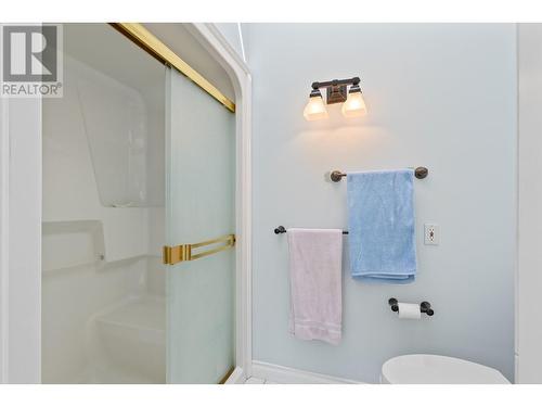 1614 Lindsay Drive, Kelowna, BC - Indoor Photo Showing Bathroom