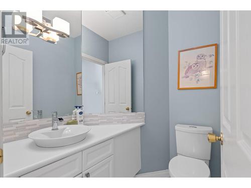 1614 Lindsay Drive, Kelowna, BC - Indoor Photo Showing Bathroom