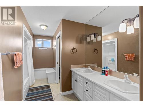 1614 Lindsay Drive, Kelowna, BC - Indoor Photo Showing Bathroom