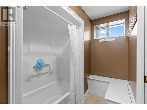 1614 Lindsay Drive, Kelowna, BC - Indoor Photo Showing Bathroom