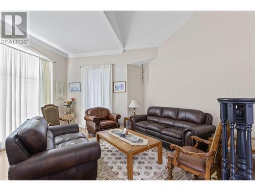 1614 Lindsay Drive, Kelowna, BC - Indoor Photo Showing Living Room