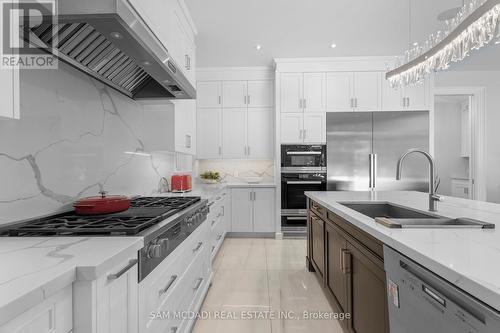 1649 Birchwood Drive, Mississauga, ON - Indoor Photo Showing Kitchen With Upgraded Kitchen