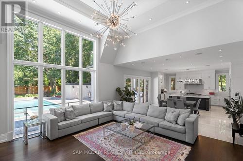 1649 Birchwood Drive, Mississauga, ON - Indoor Photo Showing Living Room