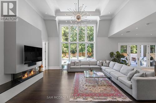 1649 Birchwood Drive, Mississauga, ON - Indoor Photo Showing Living Room