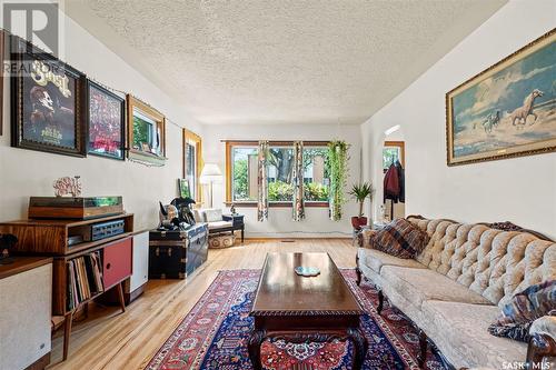 734 5Th Avenue N, Saskatoon, SK - Indoor Photo Showing Living Room