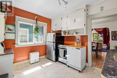 734 5Th Avenue N, Saskatoon, SK - Indoor Photo Showing Kitchen