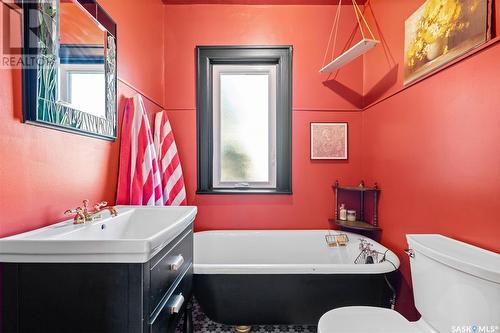 734 5Th Avenue N, Saskatoon, SK - Indoor Photo Showing Bathroom