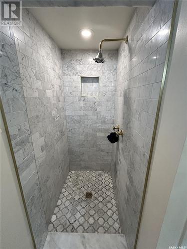 734 5Th Avenue N, Saskatoon, SK - Indoor Photo Showing Bathroom