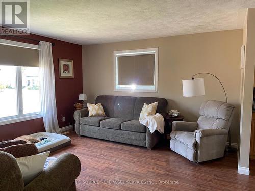 17 Cambria Road S, Goderich (Goderich Town), ON - Indoor Photo Showing Living Room