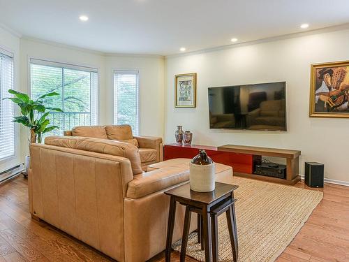 Salon - 2172 Rue Honoré-Beaugrand, Montréal (Mercier/Hochelaga-Maisonneuve), QC - Indoor Photo Showing Living Room