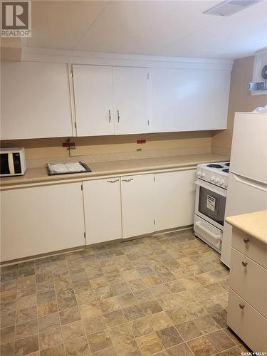 420 Cumberland Avenue S, Saskatoon, SK - Indoor Photo Showing Kitchen