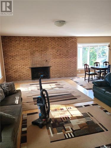 420 Cumberland Avenue S, Saskatoon, SK - Indoor Photo Showing Living Room