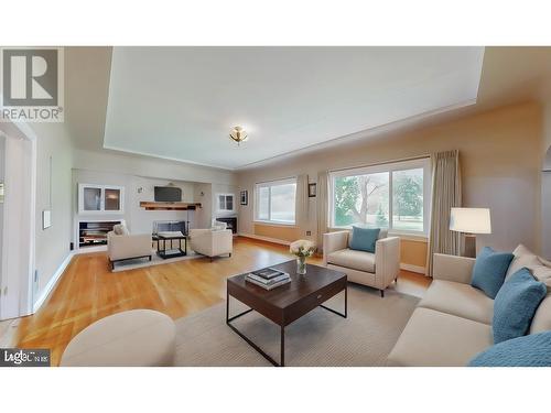 5517 Sumac Street, Oliver, BC - Indoor Photo Showing Living Room